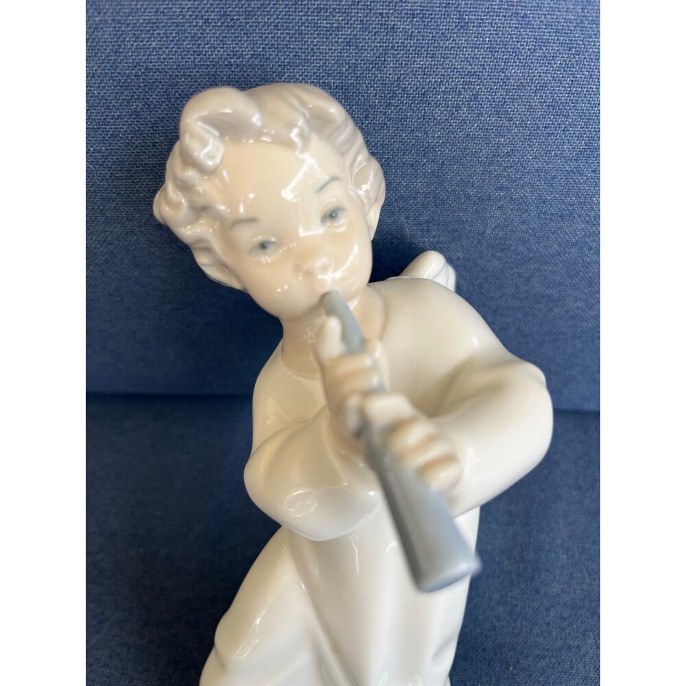 Lladro 4540 "Angel with Flute" Young Angel/Cherub Playing a Horn - No Box